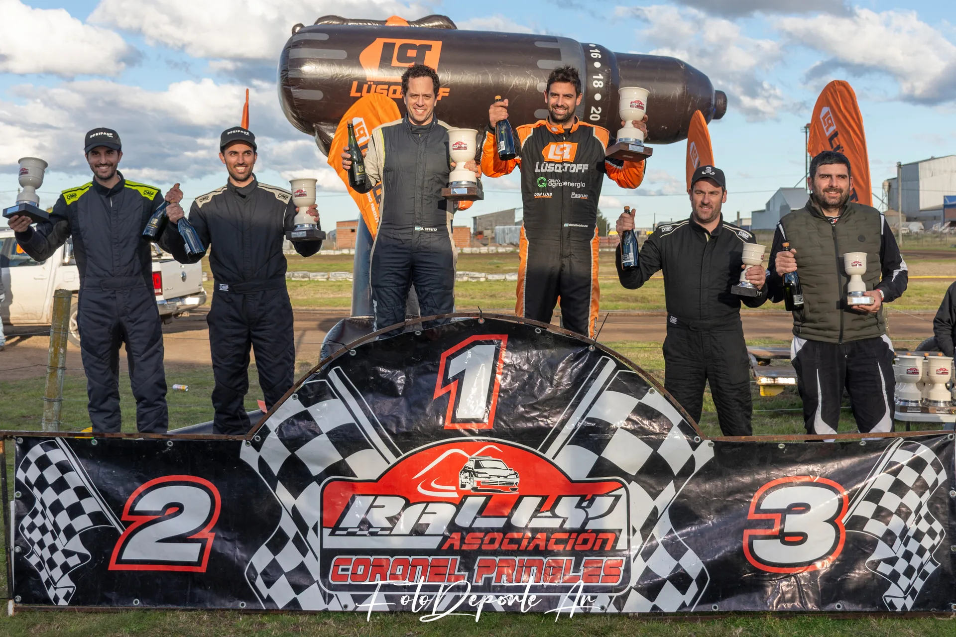 Los tres mejores equipos del 58° Rally de Coronel Pringles celebraron en el podio tras una exigente jornada por los caminos pringlenses.